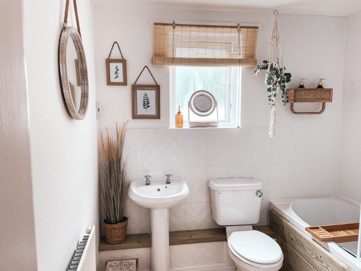 Hollybush Apartment, By Solace Stays Newport  Extérieur photo