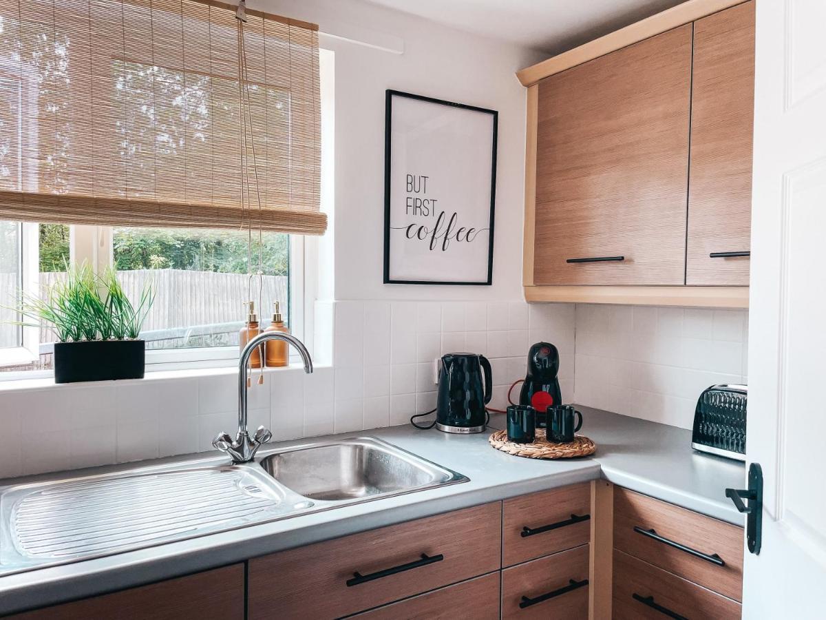 Hollybush Apartment, By Solace Stays Newport  Extérieur photo